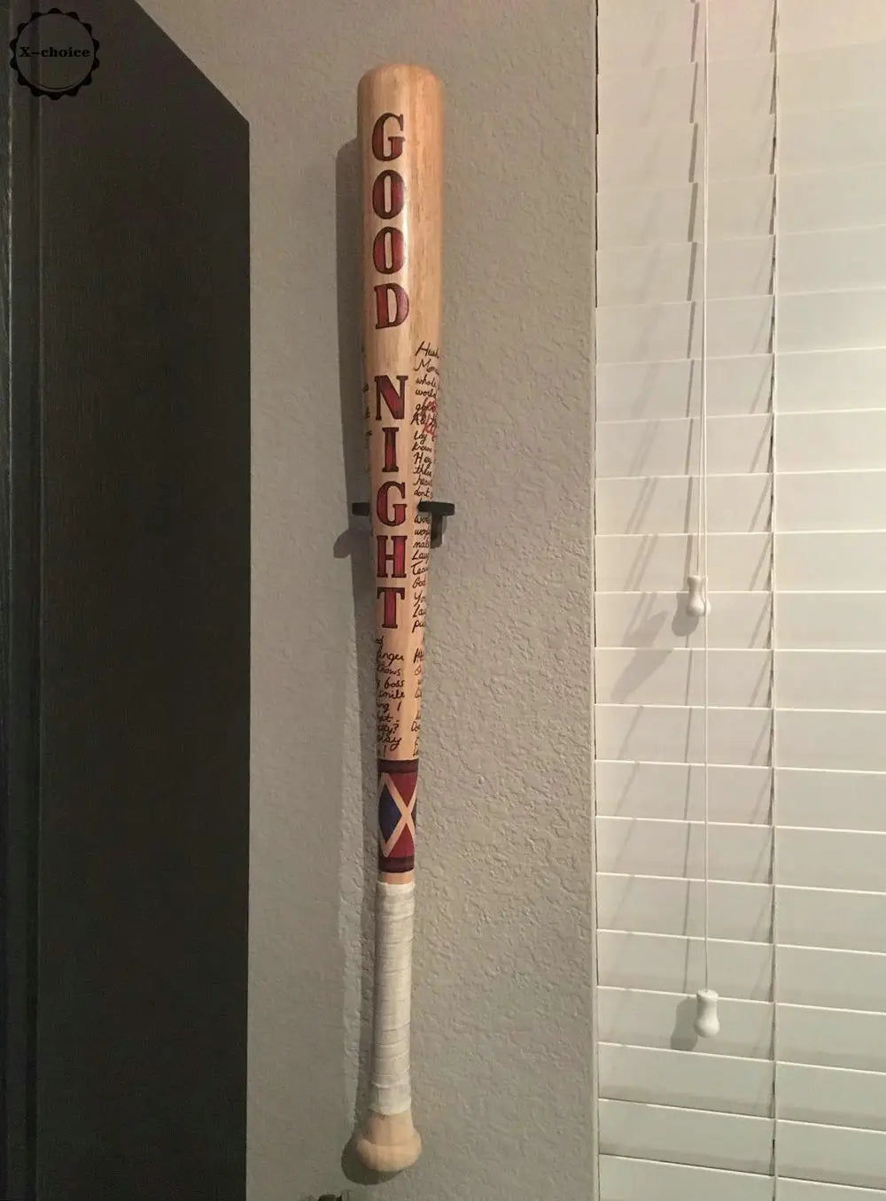 Um bastão de beisebol vertical, suporte de parede para exibição de bastão de softball - fácil de instalar